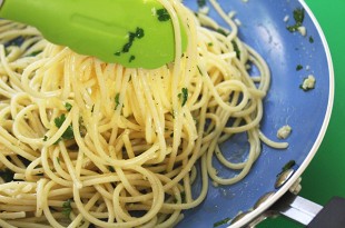 Spaghetti with olive oil and garlic