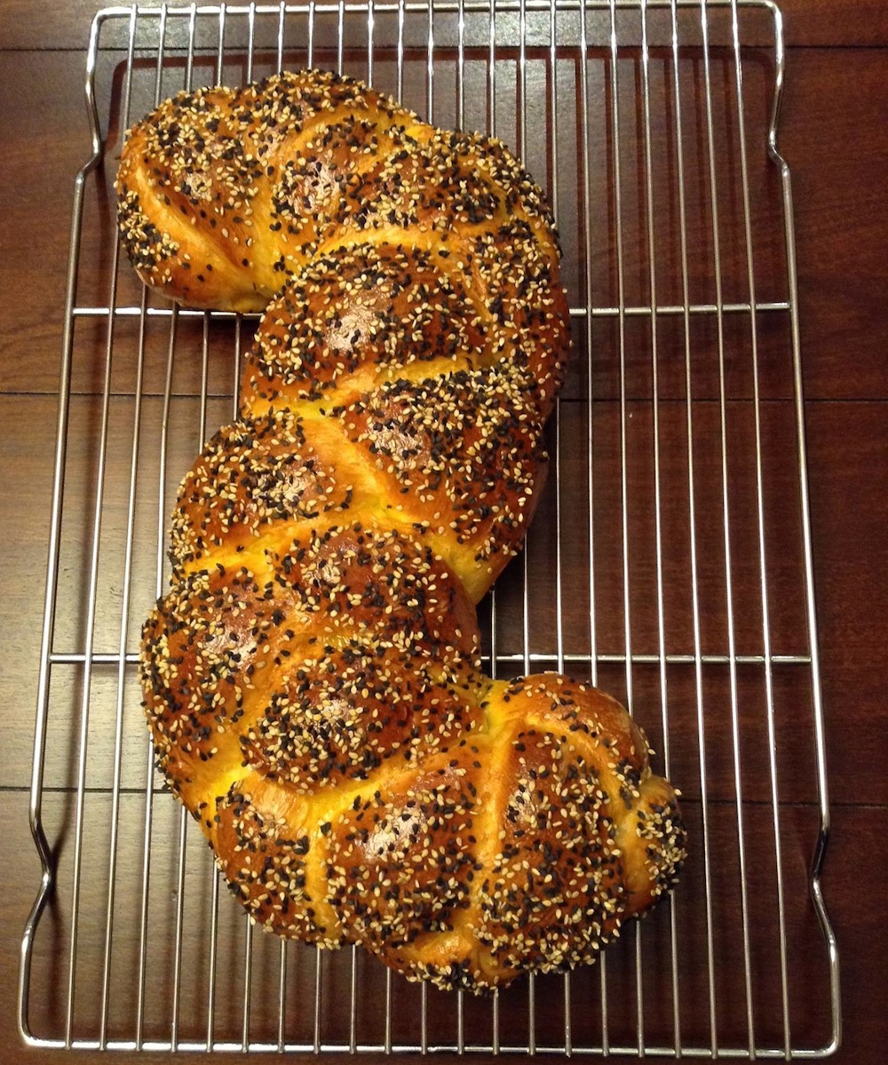 Egg bread with black and white sesame seeds