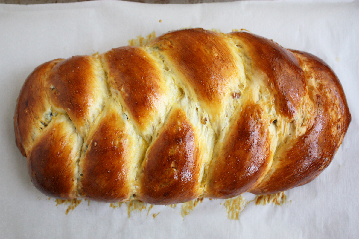 https://www.jennycancook.com/wp-content/uploads/2017/12/easy-braided-raisin-bread.jpg