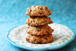 Easy Soft Oatmeal Raisin Cookies